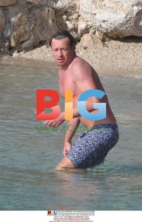 Simon Baker on vacation with family
