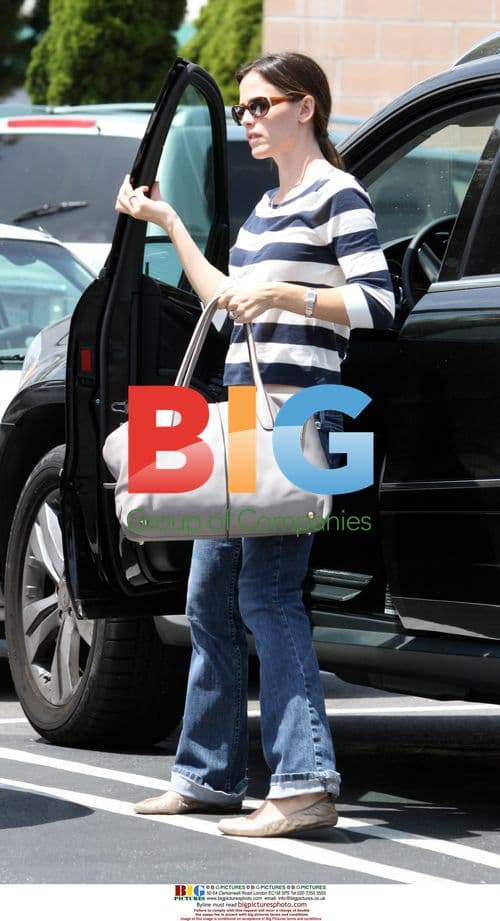 Jennifer Garner and daughter at supermarket