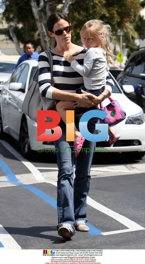 Jennifer Garner and Daughter at Grocery Store