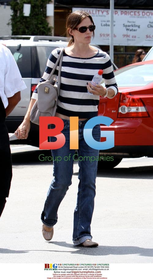 Jennifer Garner and Daughter Grocery Shopping