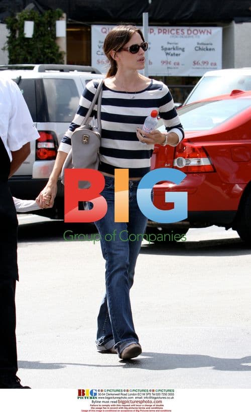 Jennifer Garner and daughter shop