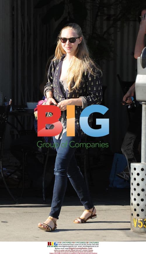 Amanda Seyfried Leaving Urth Caffe