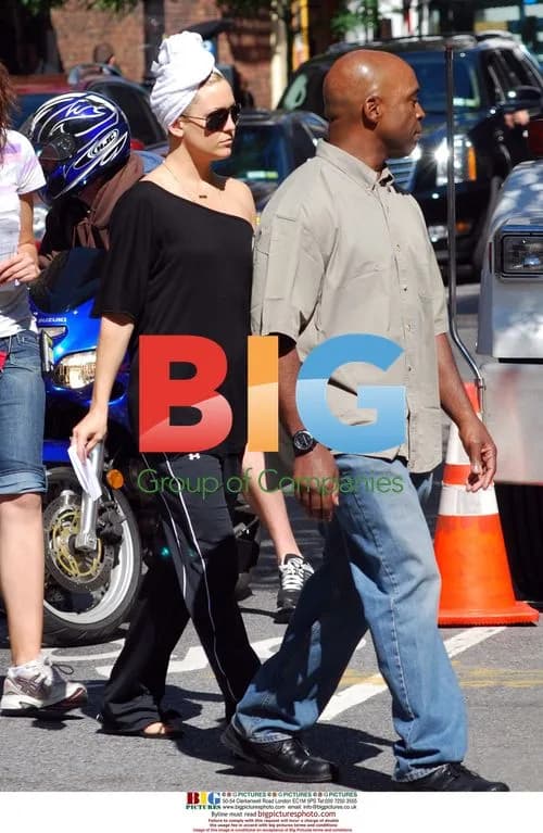 Kate Hudson and Ginnifer Goodwin on Movie Set