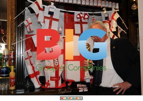 Eriksson lookalike poses with England fans