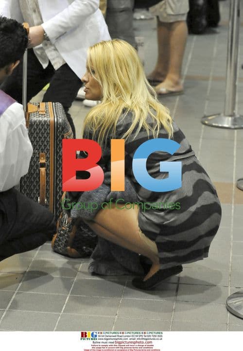 Pamela Anderson Rushes to Catch Plane at LAX