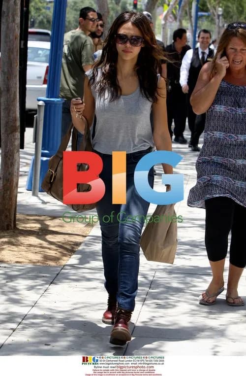 Jessica Alba Gets Organic Burger in West Hollywood