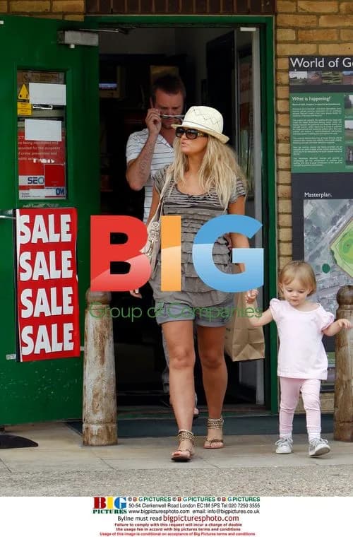 Kerry Katona shops and gets car cleaned