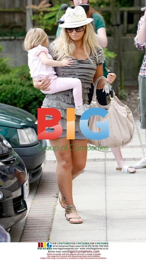 Kerry Katona shops with boyfriend
