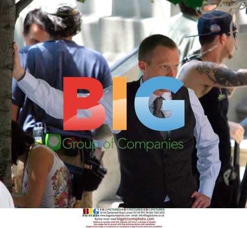 Paul Bettany on "Margin Call" set