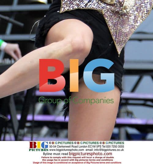 Ke$ha Rehearses 'Tik Tok' with Wardrobe Malfunction