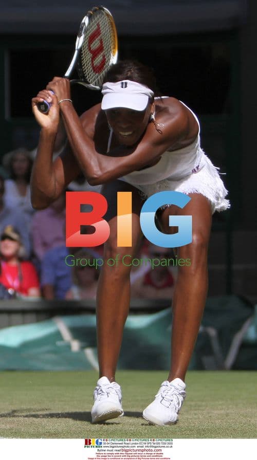 Venus Williams Returns Ball at Wimbledon