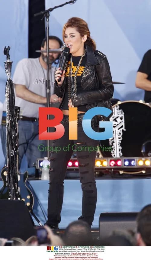 Brett Michaels and Miley Cyrus Perform