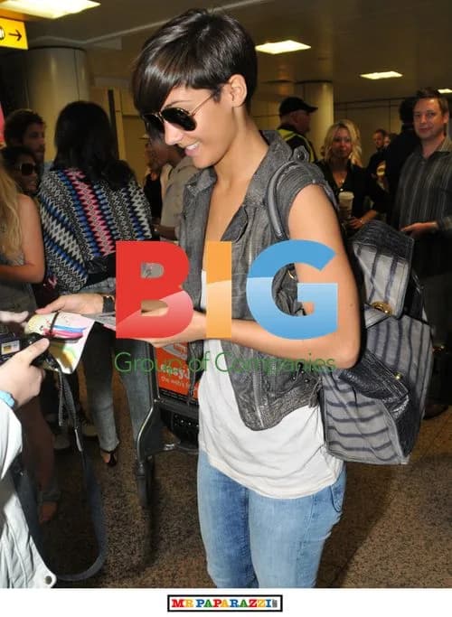 The Saturdays Arrive in Glasgow