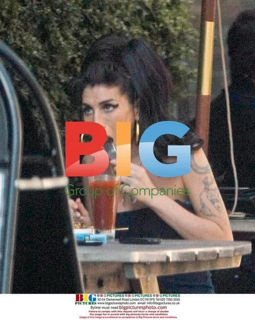 Amy Winehouse Plays with Child at Pub