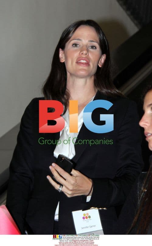 Jennifer Garner Arrives at Airport