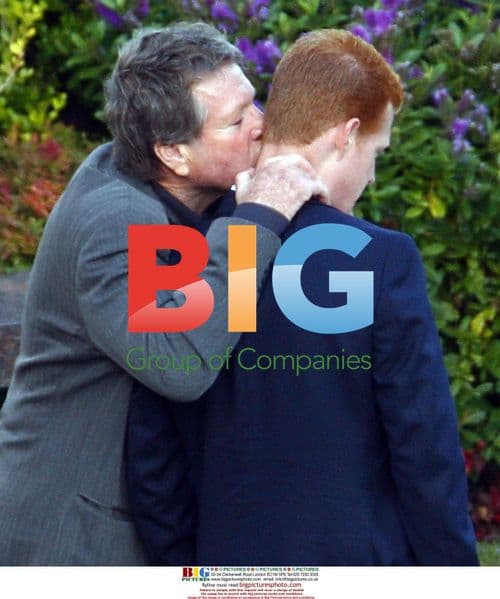 Redmond O'Neal visits Farrah Fawcett's grave