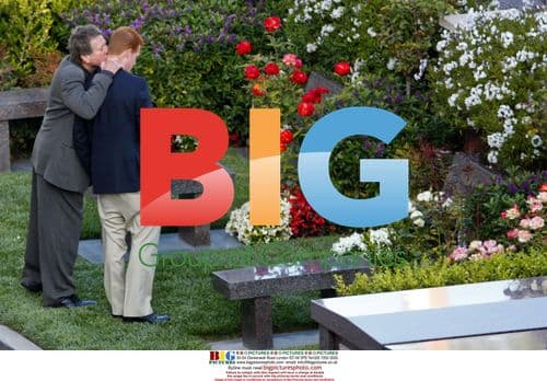 Redmond O'Neal visits Farrah Fawcett's grave