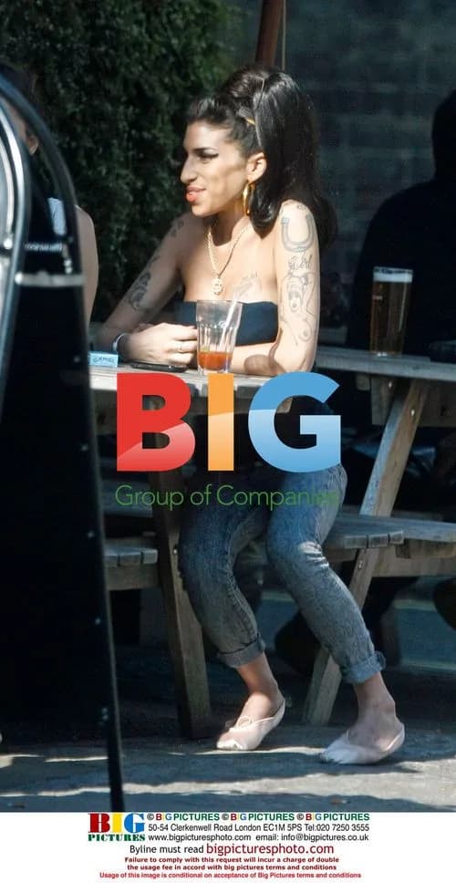 Amy Winehouse plays with child at pub