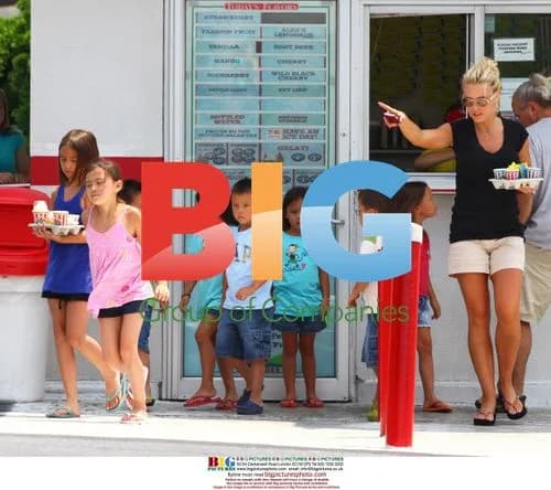 Kate Gosselin with 8 kids at farm supply store