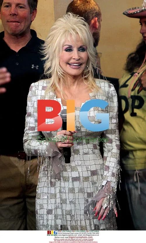 Dolly Parton performs on GMA