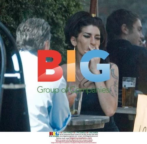 Amy Winehouse Lunches at Pub, Interacts with Child