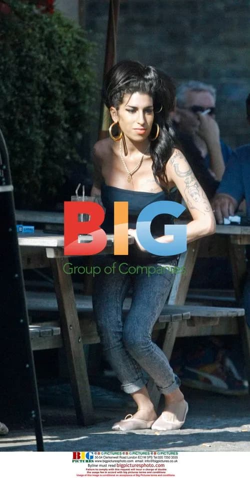 Amy Winehouse Plays with Child at Pub