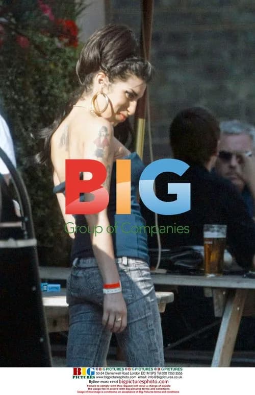 Amy Winehouse Enjoys Pub Lunch, Interacts with Child