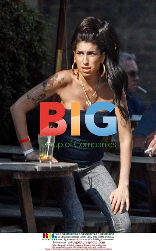 Amy Winehouse enjoys lunch with kids