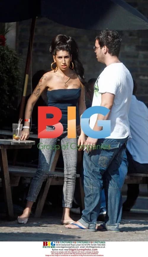 Amy Winehouse Having Lunch at Pub