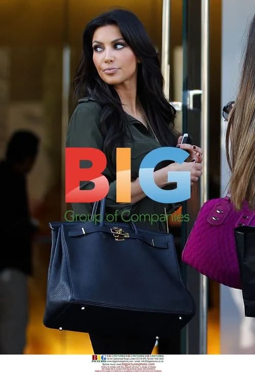 Kim Kardashian Spotted by 'Star Tours' Bus