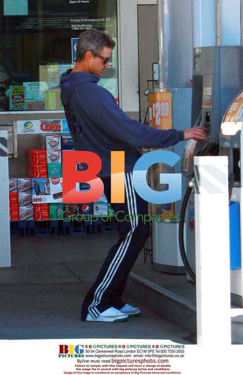 Eric Dane gets Coffee Bean drink before errands
