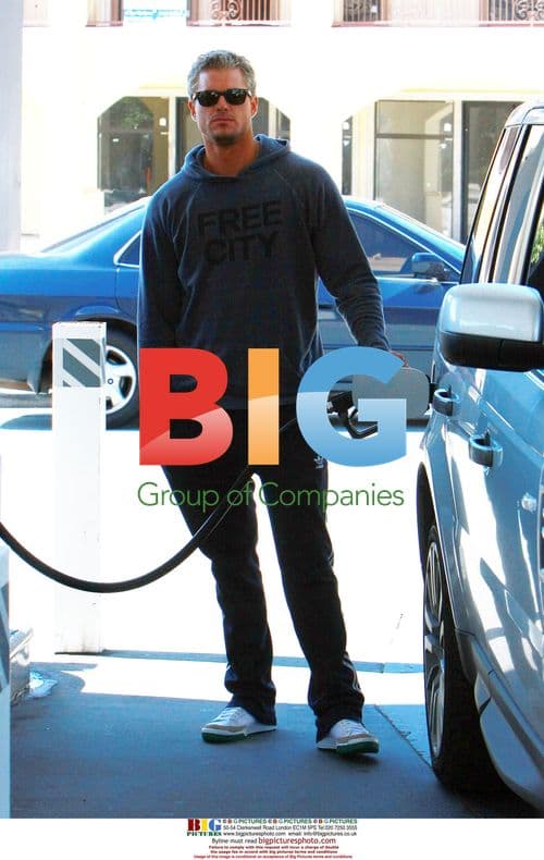 Eric Dane Grabs Coffee Before Errands