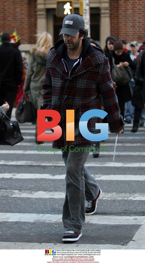 David Schwimmer Mails Parcel in NYC