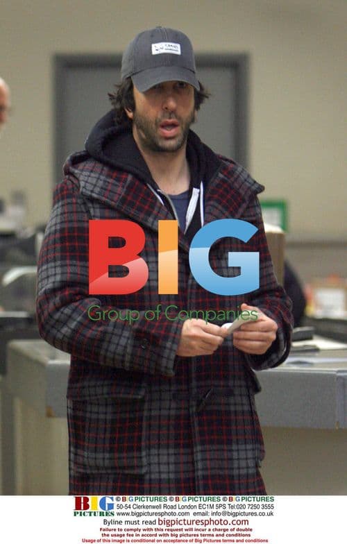 David Schwimmer Mails Parcel in NYC