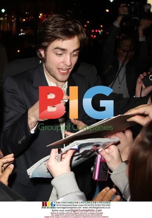 Robert Pattinson Signs Autographs at Premiere