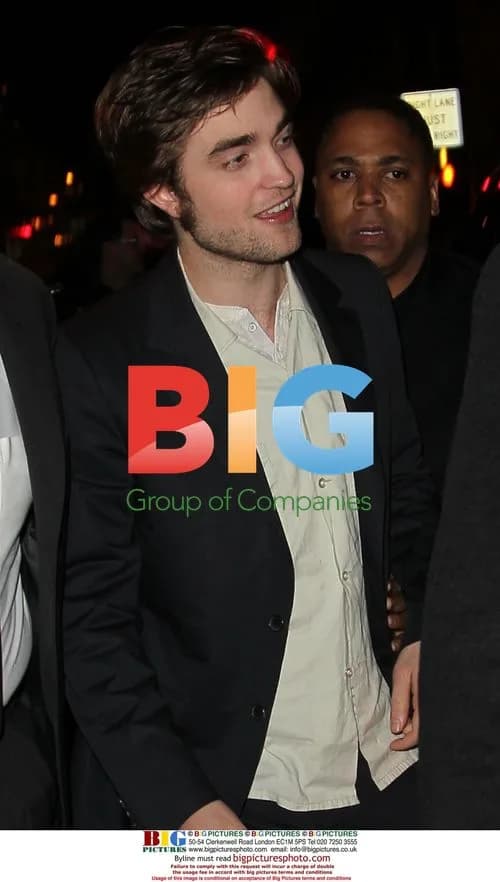 Robert Pattinson Signing Autographs at Premiere