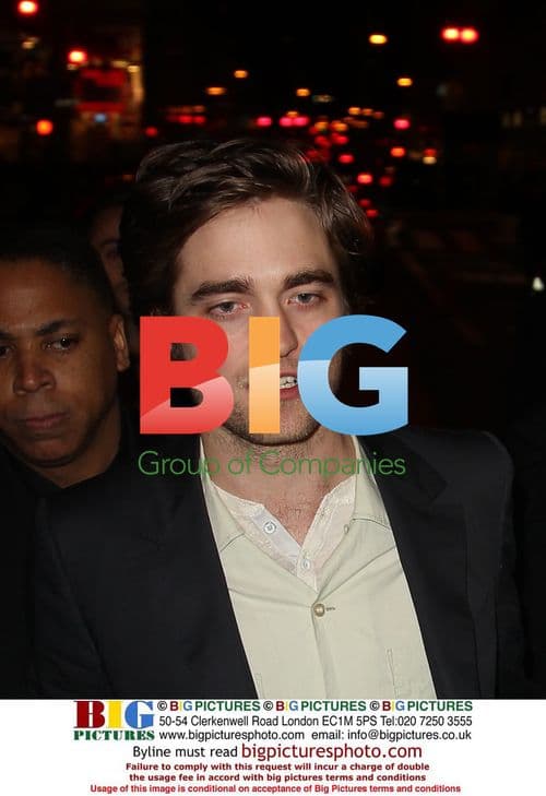 Robert Pattinson Signing Autographs