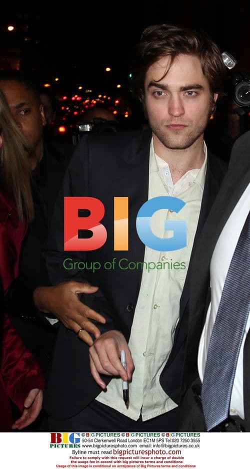 Robert Pattinson Signing Autographs