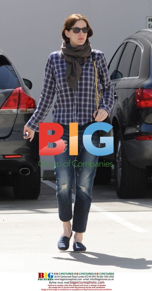 Liv Tyler visits hair salon