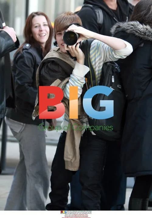 Justin Bieber Photographing Paparazzi at Airport