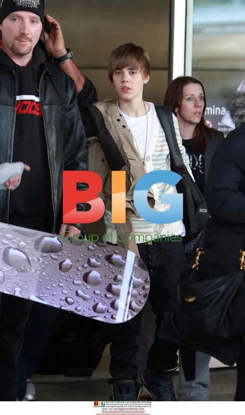 Justin Bieber photographs photographer at airport