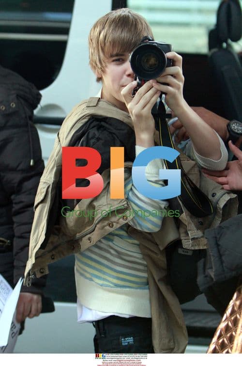Justin Bieber Takes Photo at Toronto Airport