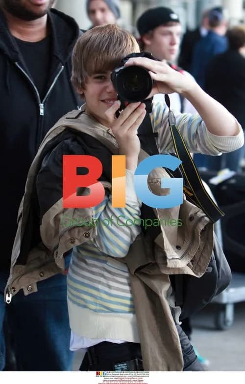 Justin Bieber Turns Photographer at Airport