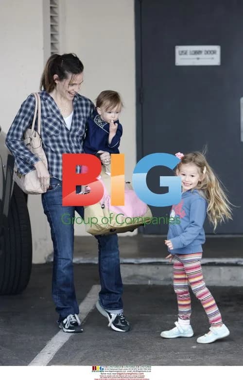 Jennifer Garner picks up daughters from school