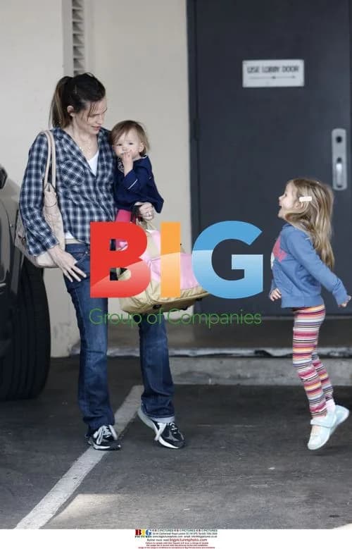 Jennifer Garner Picks Up Daughters From School