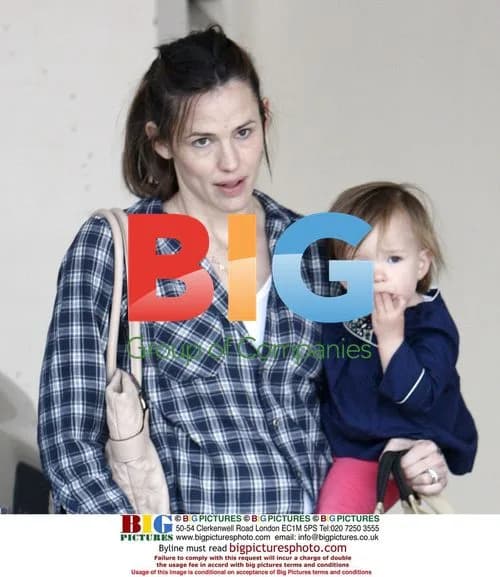 Jennifer Garner Picks Up Daughters From School