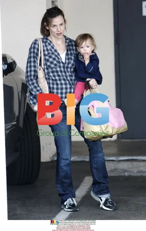 Jennifer Garner Picking Up Daughters