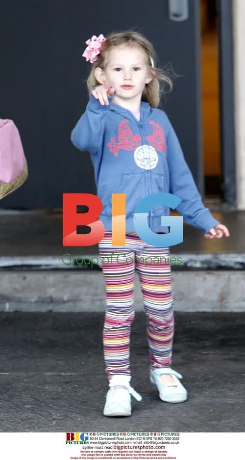 Jennifer Garner Picks Up Daughters From School