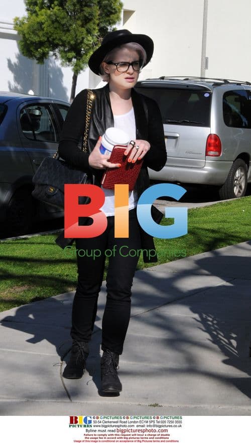 Kelly Osbourne running errands with boyfriend