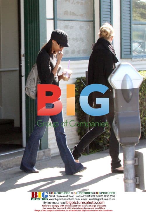 Zoe Saldana Leaving Studio to Nail Spa